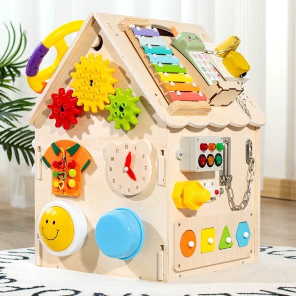 لوحة أنشطة مونتيسوري للأطفال بشكل منزل – Busy Board لتنمية المهارات الحسية والحركية